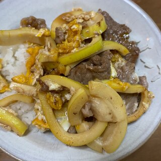 牛肉と筍の簡単すき焼き風卵とじ丼